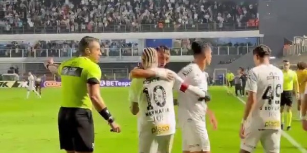 内马尔绝杀后跪地双手指天庆祝，回归以来13场4球3助