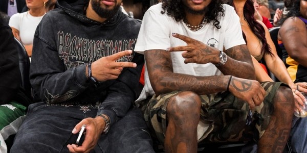 官方网站-NBA球星布克与杰伦-格林现身WNBA赛场力挺主场球队