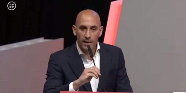 开云娱乐-一吻遗臭仍难舍官帽，鲁维亚莱斯拒辞西足协主席