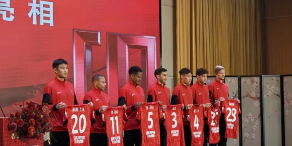 APP下载-蓉城新援球衣号码：韦林顿·席尔瓦11号、拜合拉木27号、茹萨5号