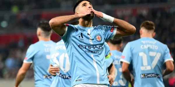 娱乐平台-澳超决赛变角斗场：莱基“浴血奋战”，两队大规模冲突不断